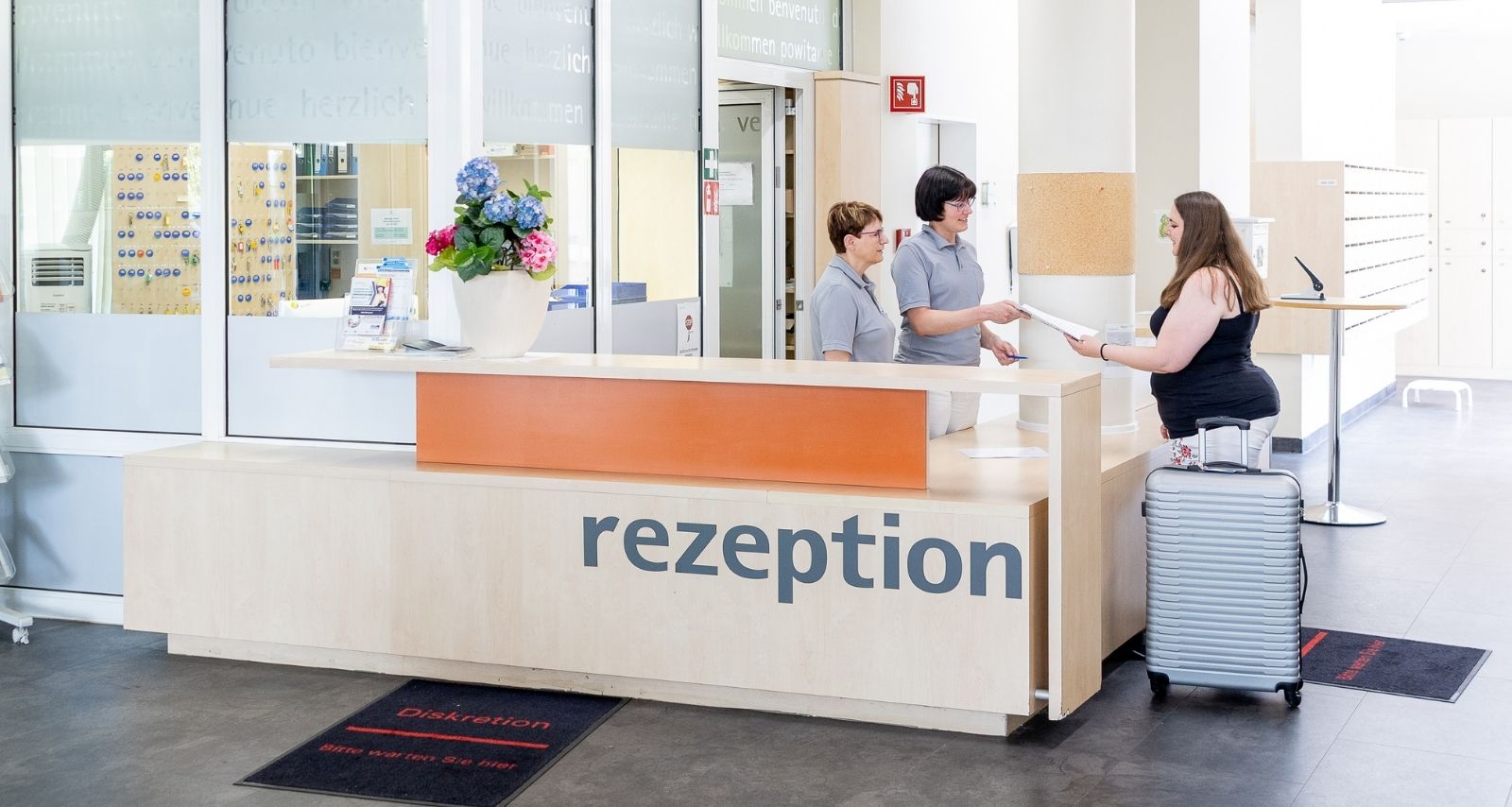 Patientin an der Rezeption bei der Ankunft in der MEDIAN Klinik Schlangenbad