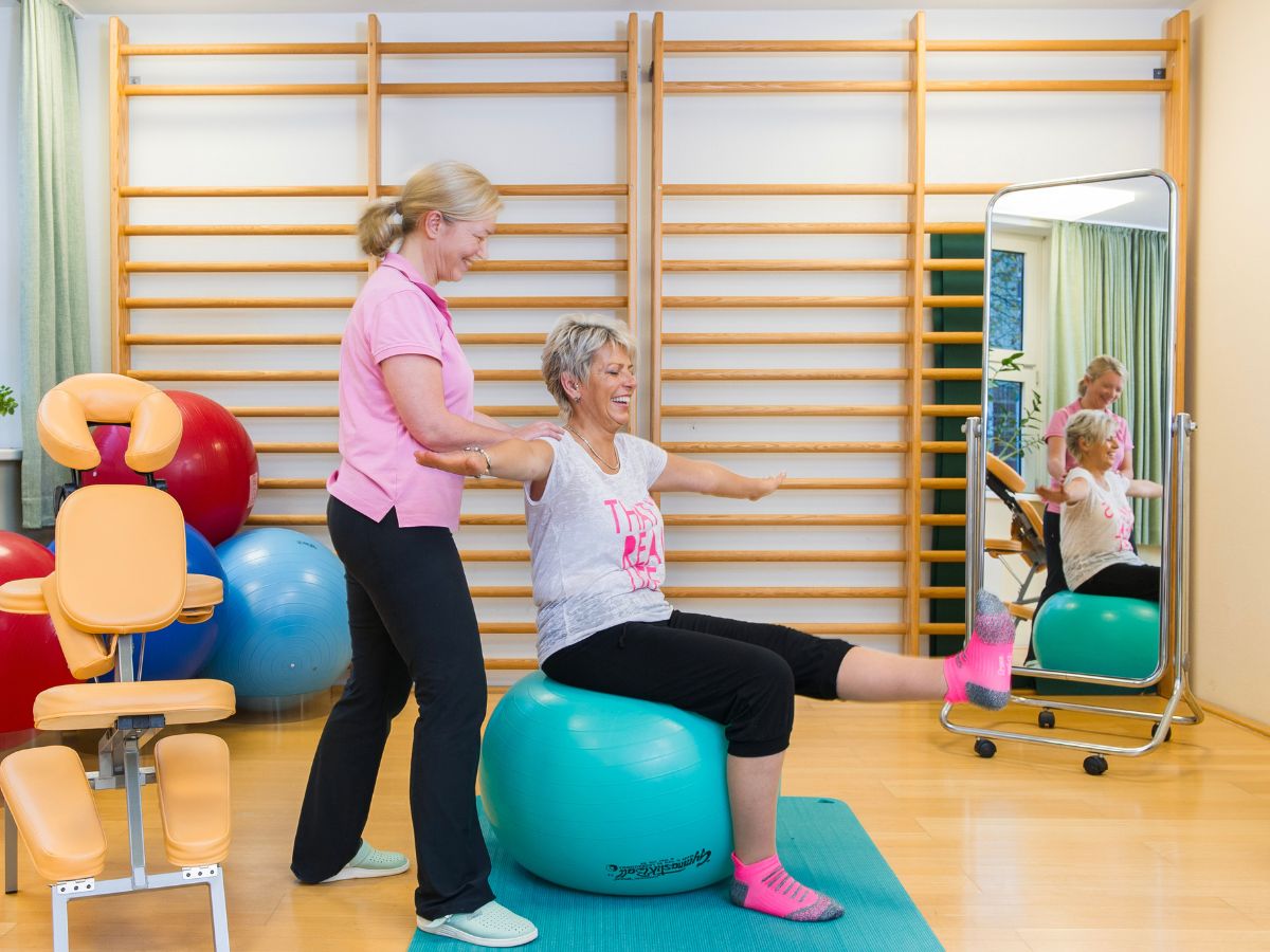 Eine Person sitzt auf einem Gymnastikball 
