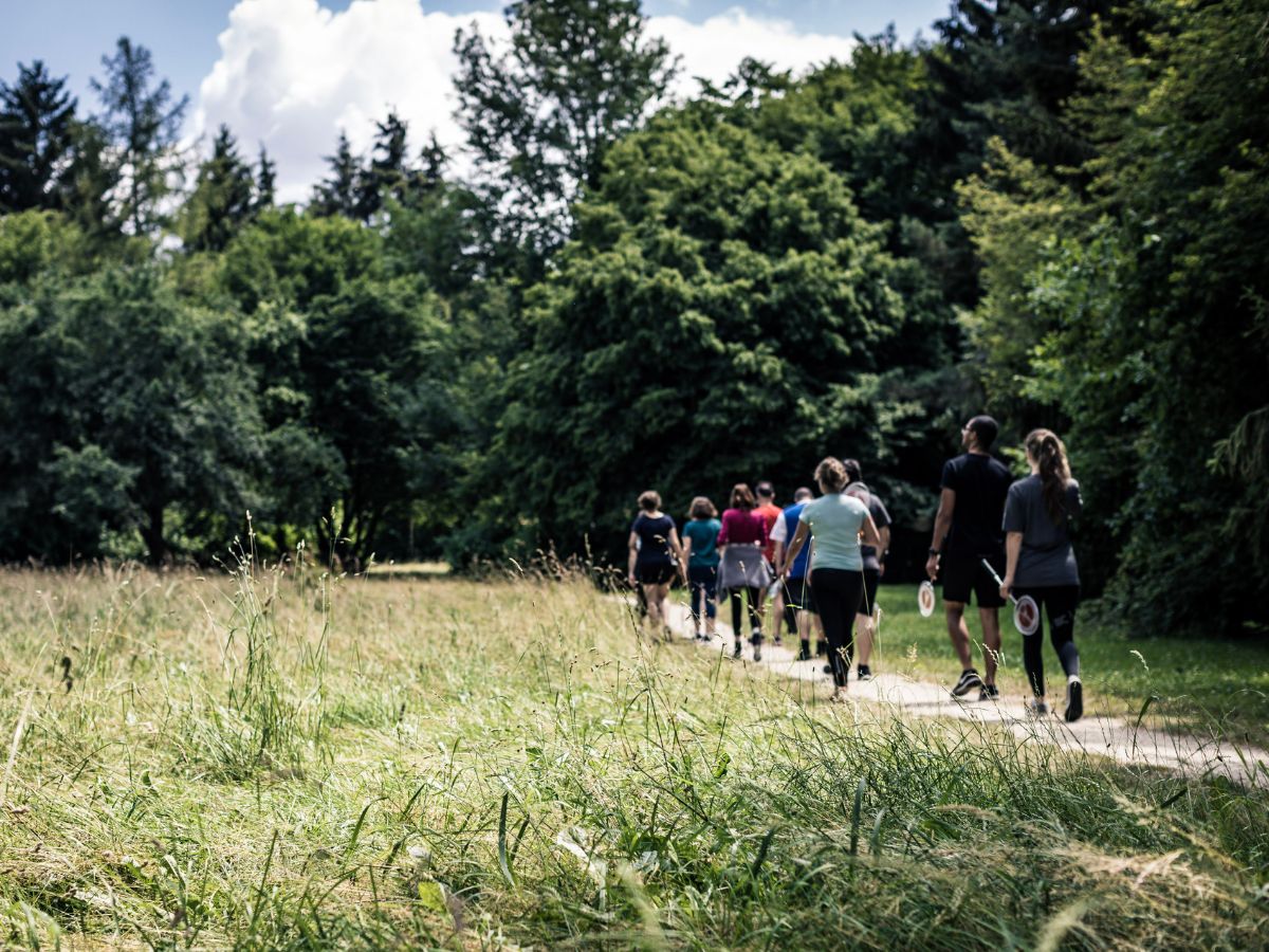 Personen die spazieren gehen 
