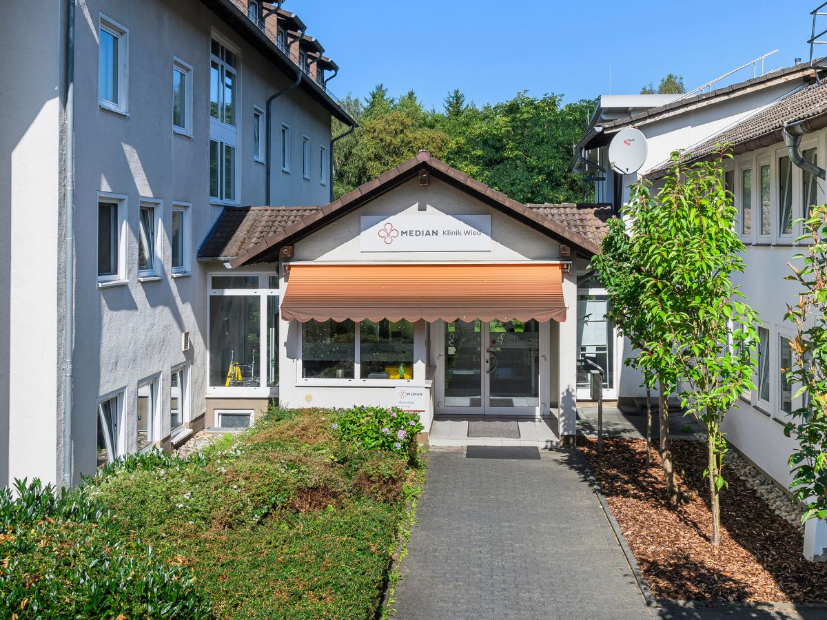 Weg zum Eingangsbereich der MEDIAN Klinik Wied.