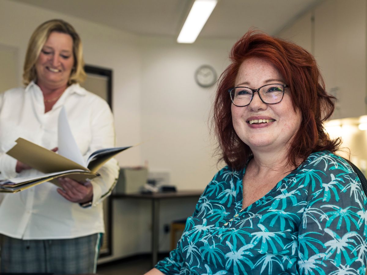 Zwei Frauen die beide am lächeln sind 