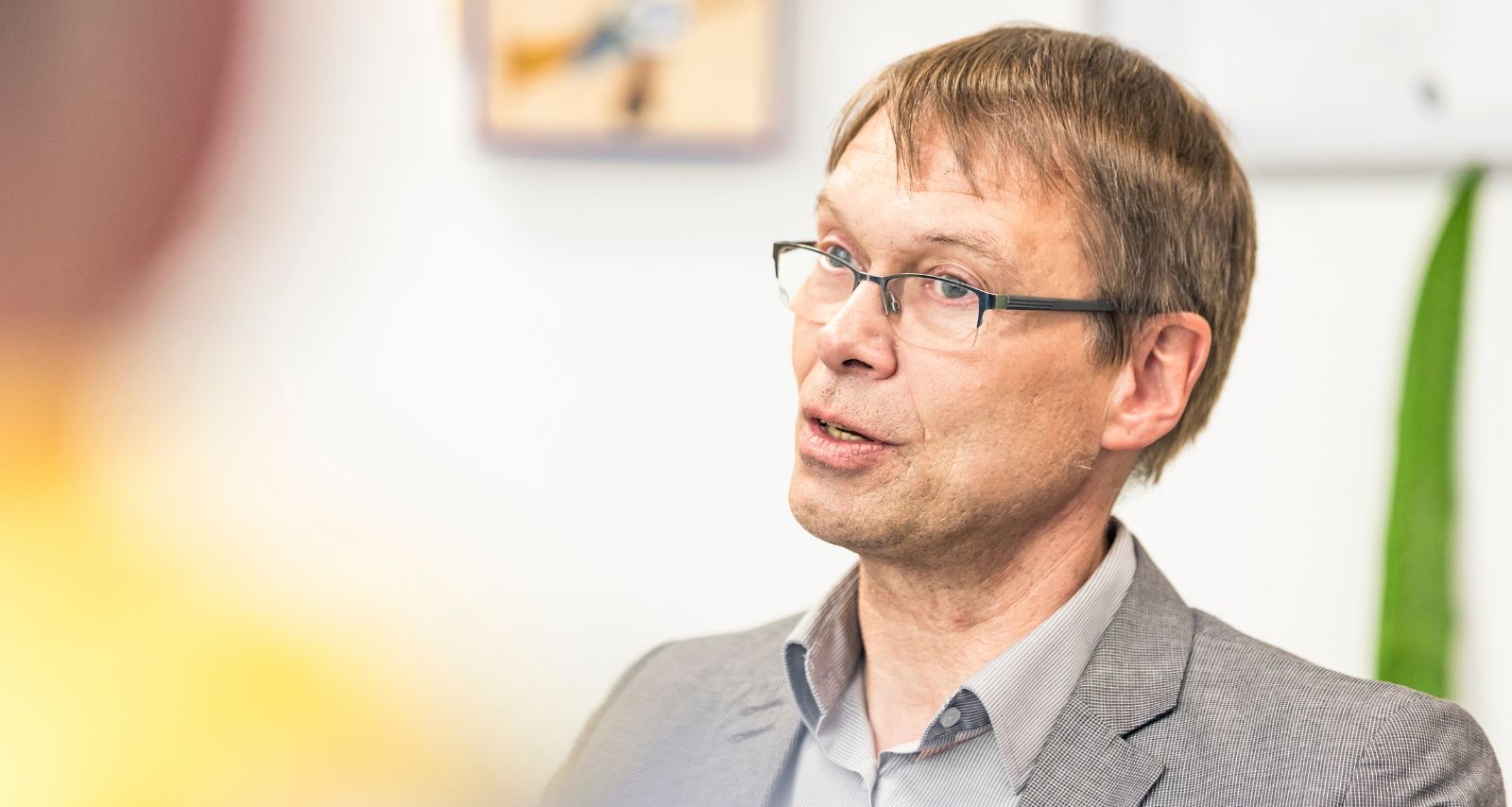 Ein Mann unterhält sich und ist am reden 