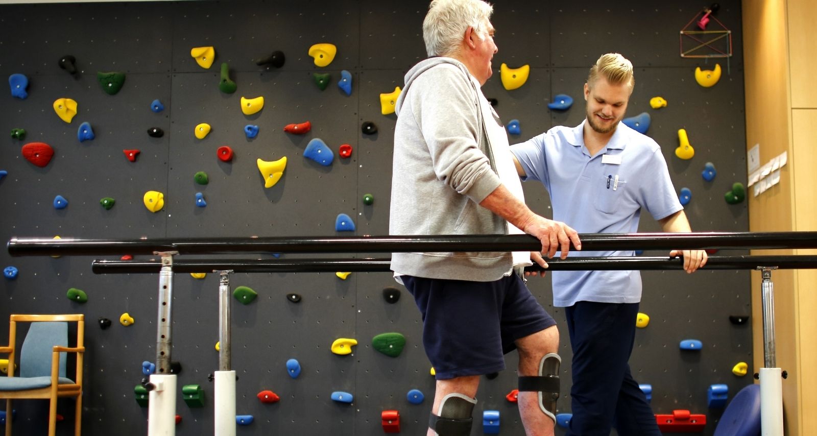 Eine Person die Gehübungen macht 