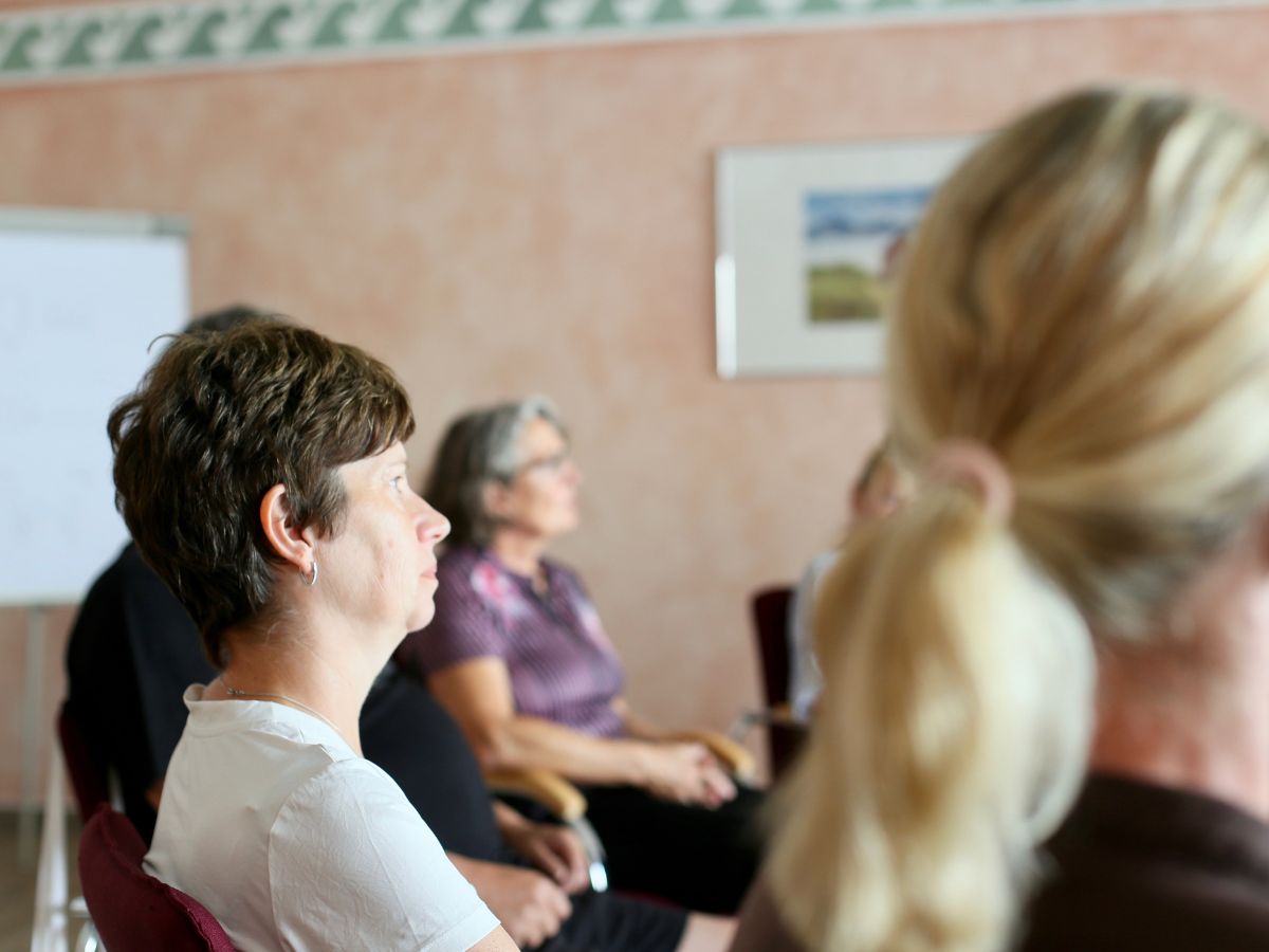 Personen die zuhören und sitzen 