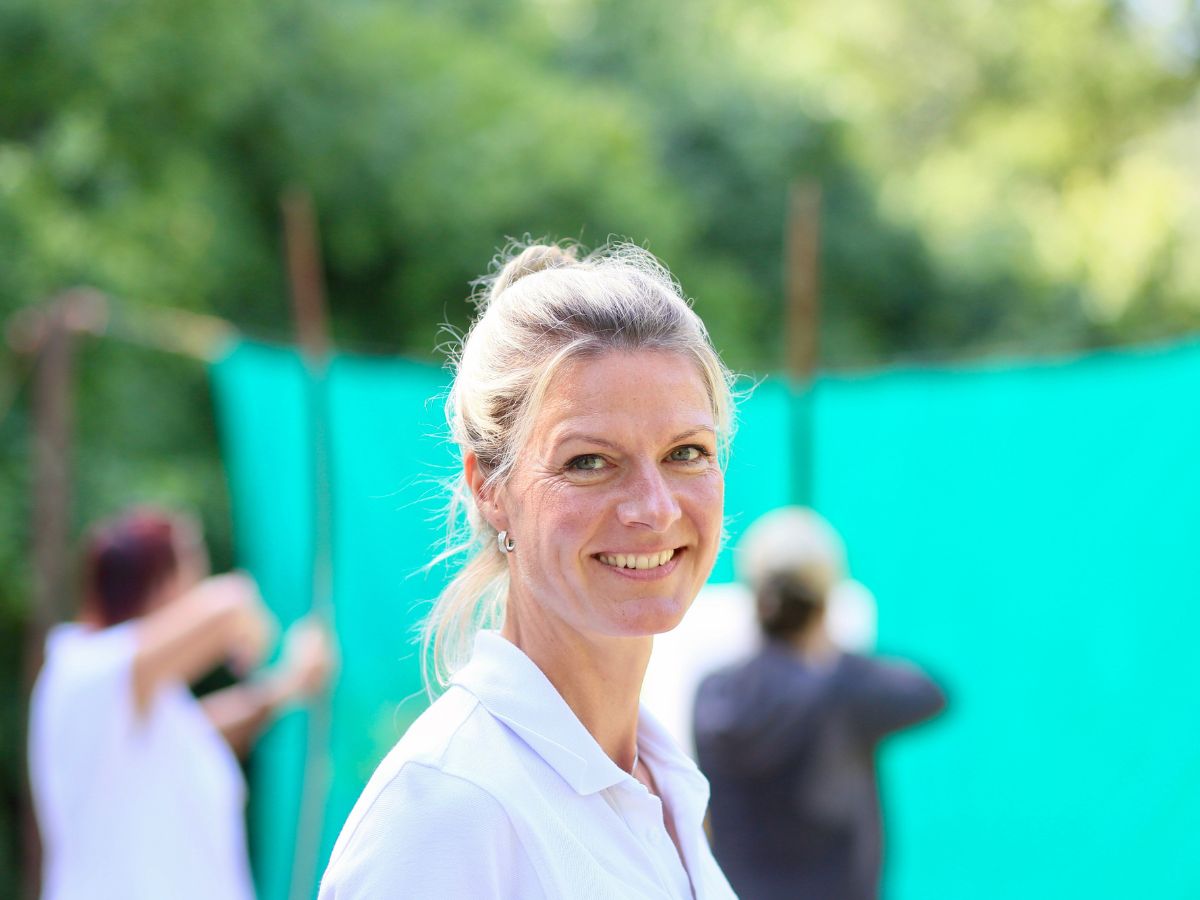 Eine Frau die am lächeln ist 