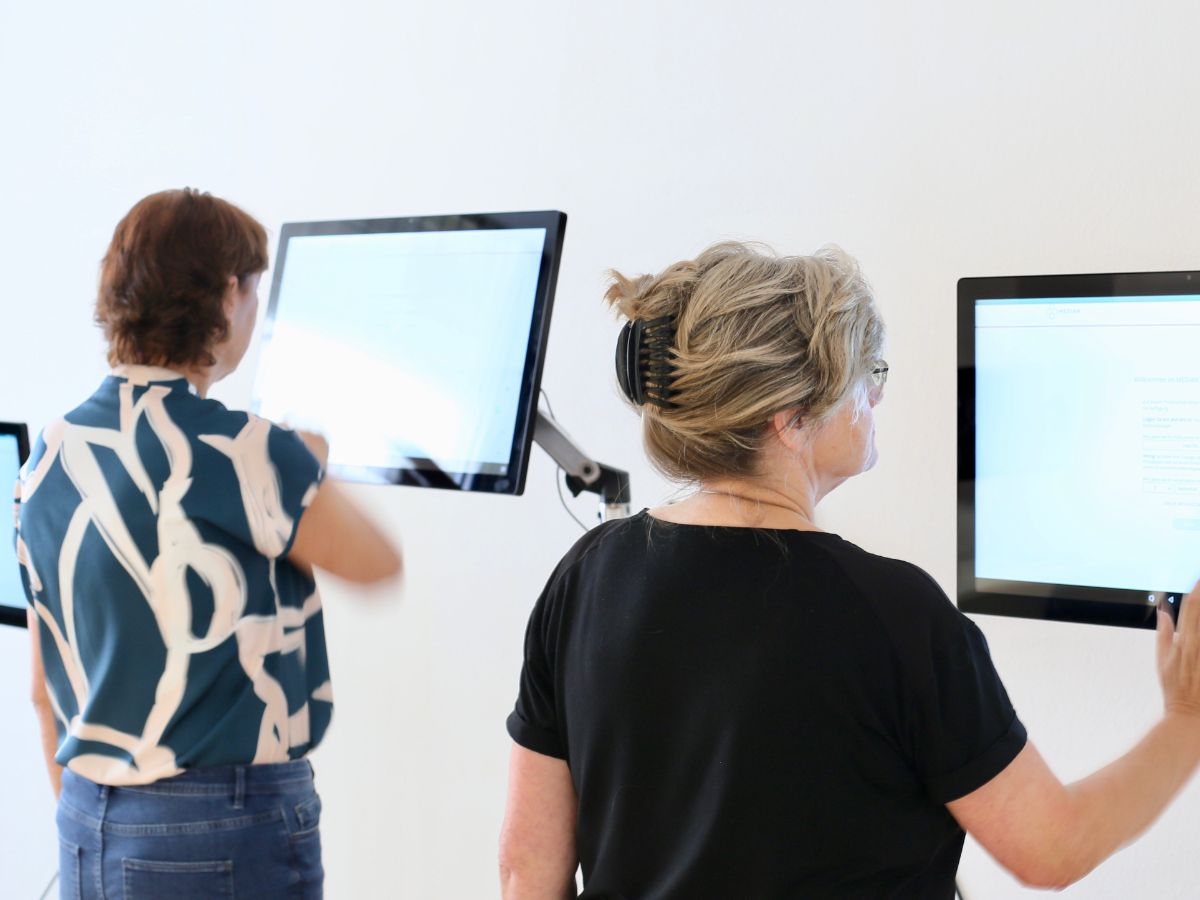 Personen die an einem Bildschirm tippen 