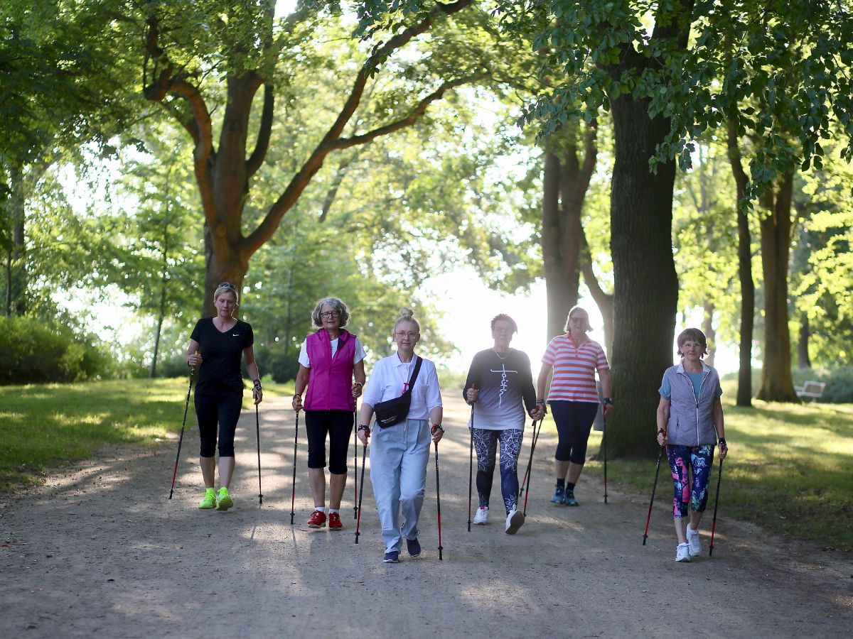 Personen die mit Wanderstöckern laufen 