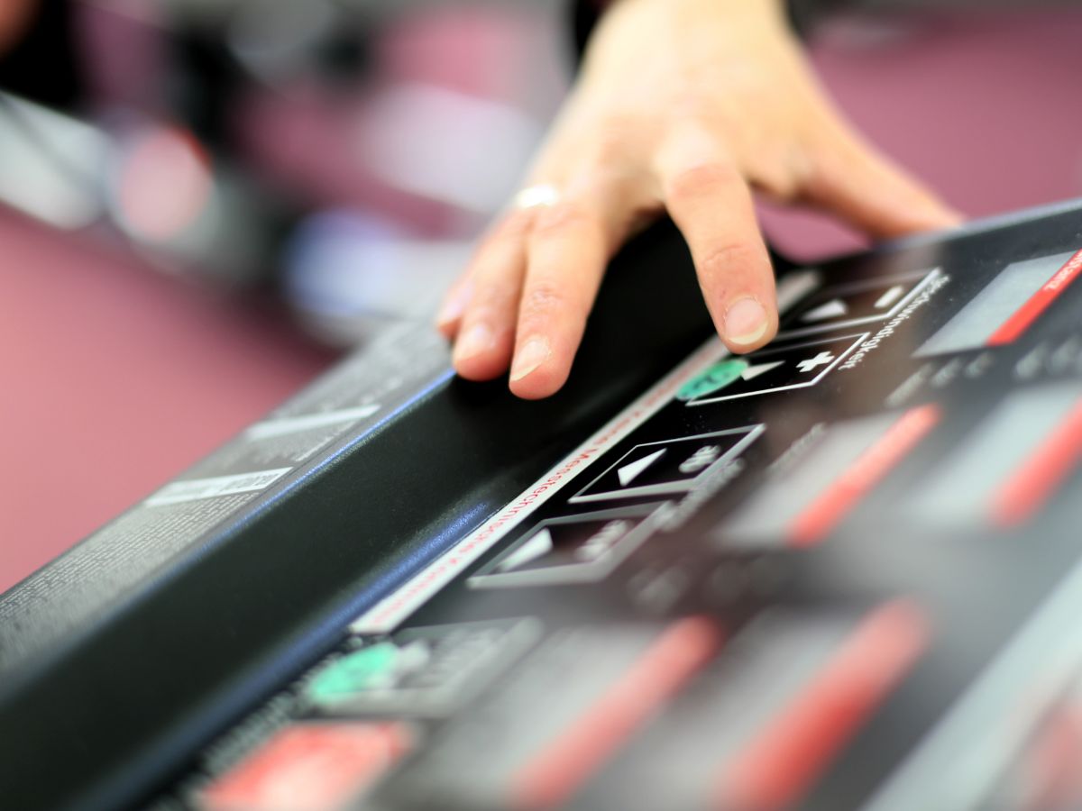 Eine Person die auf dem Bildschirm tippt 