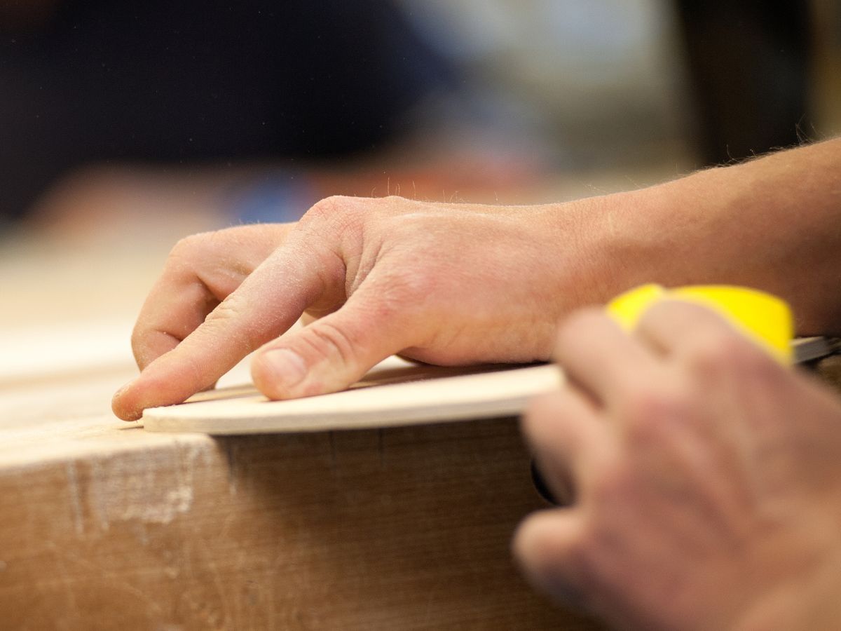 Eine Person die mit Holz arbeitet 