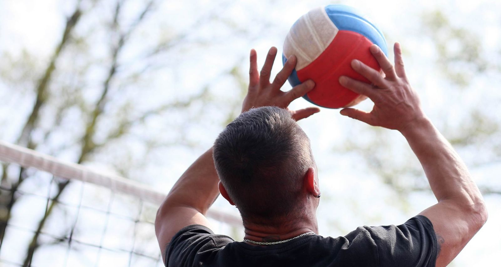 Ein Mann der Volleyball spielt 