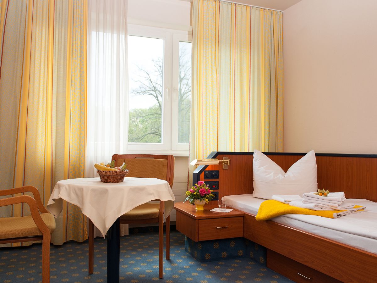 Ein Einbettzimmer mit Einrichtung 