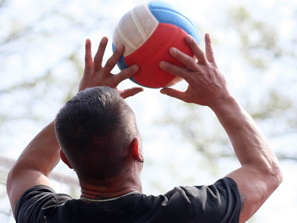 Ein Mann der Volleyball spielt 