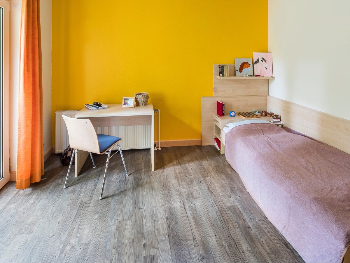 Ein Einzelbettzimmer mit Einrichtung 