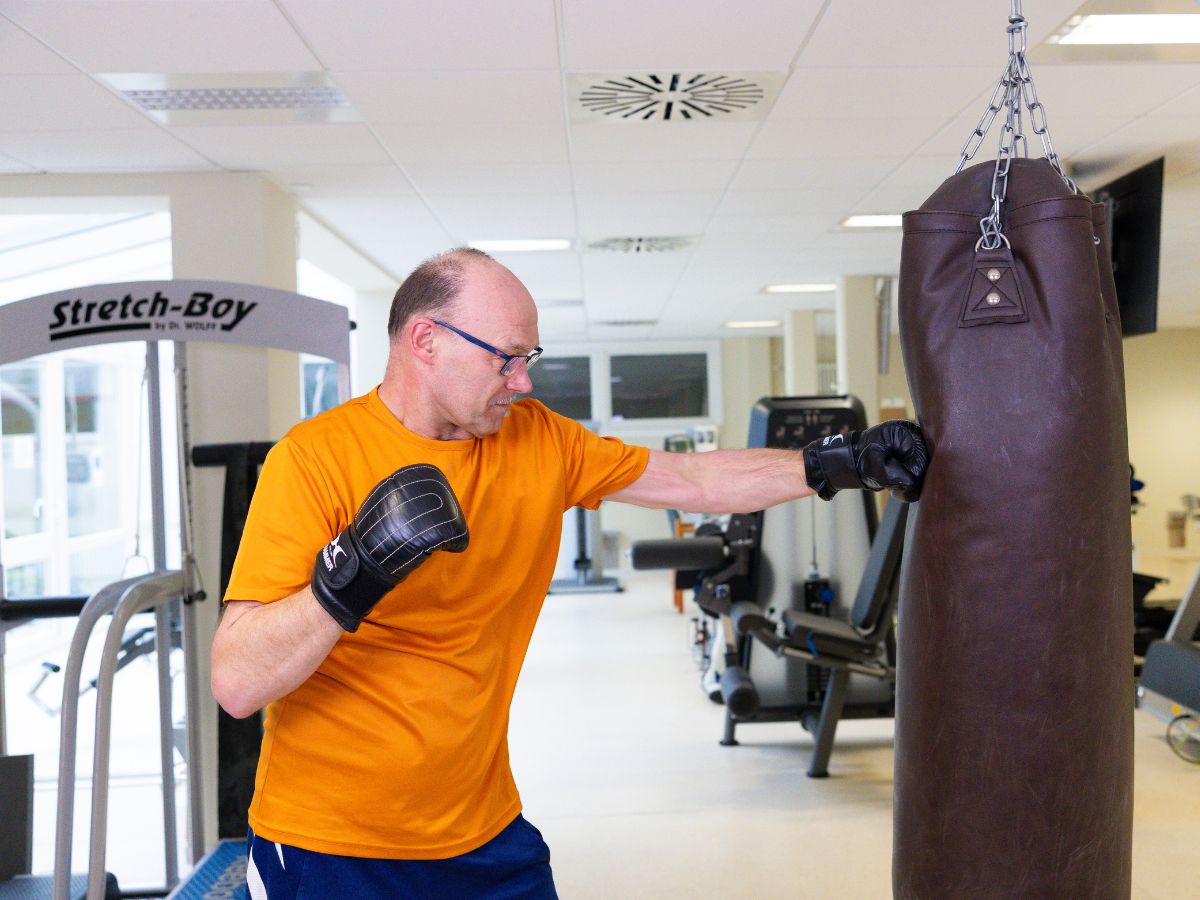 Der Mann boxt in der Turnhalle