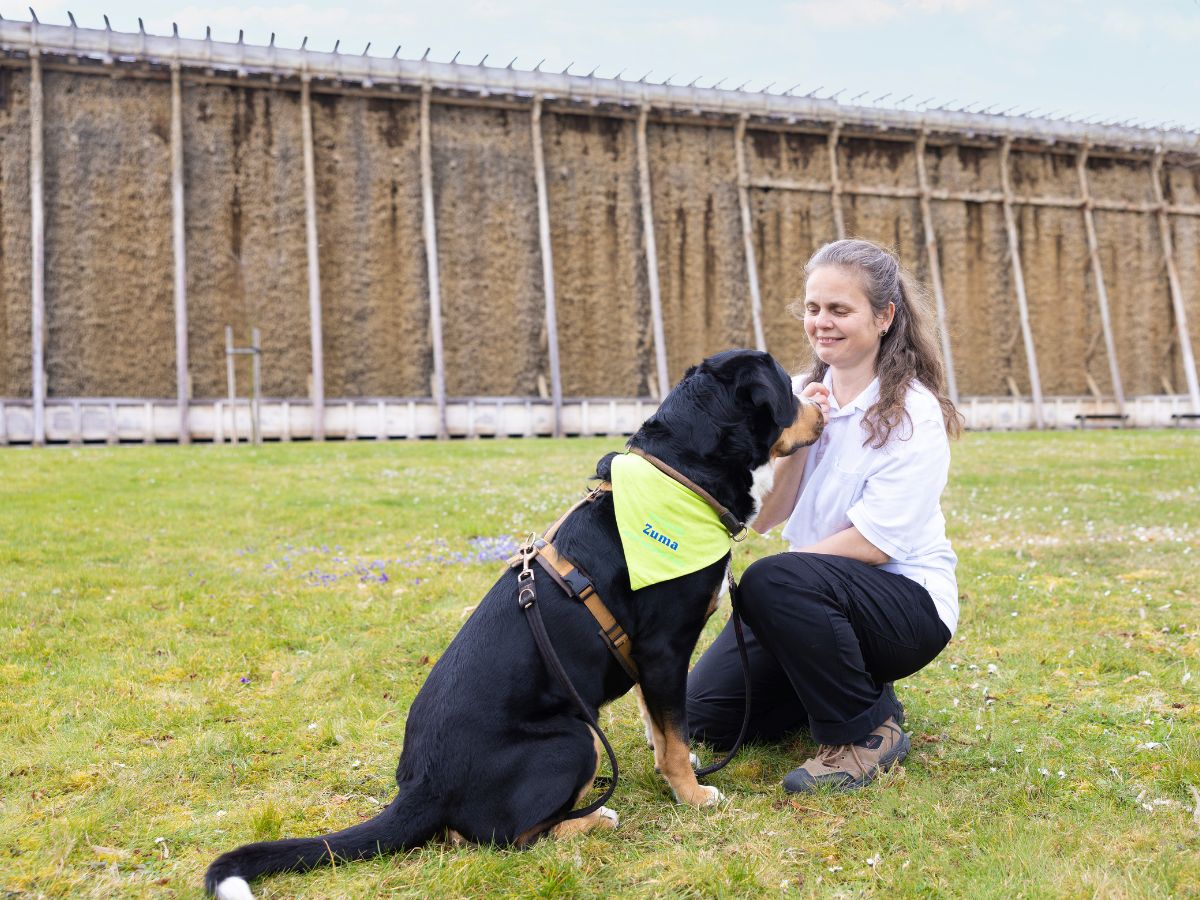 Eine Frau mit dem Hund draußen