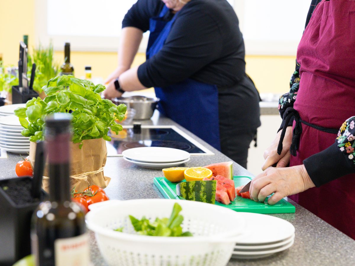 Frauen sind beim Kochen