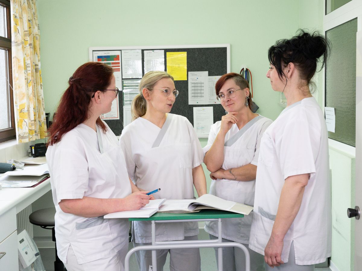Vier Frauen sind im Gespräch