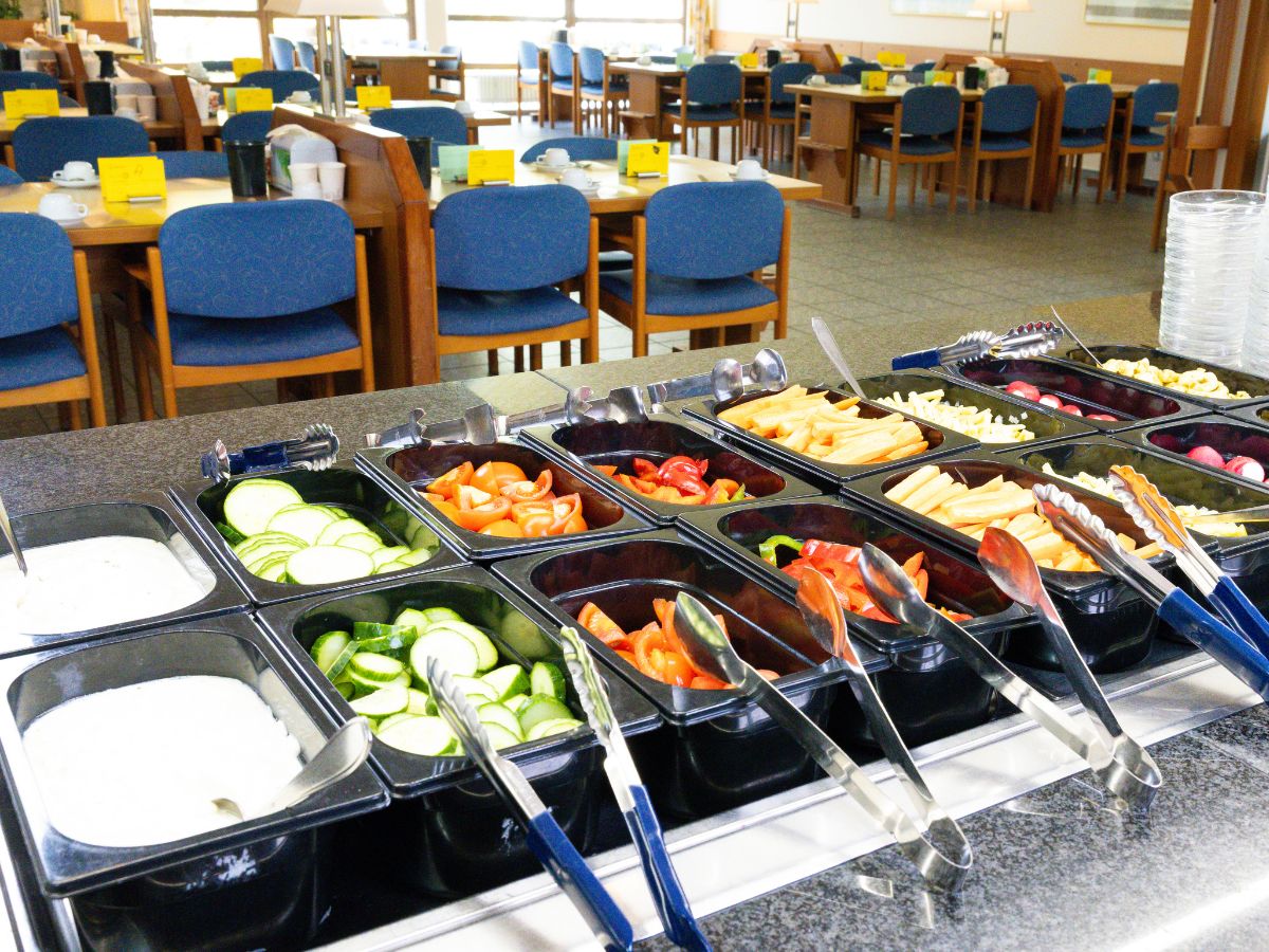 Ein Speisesaal mit dem Buffet