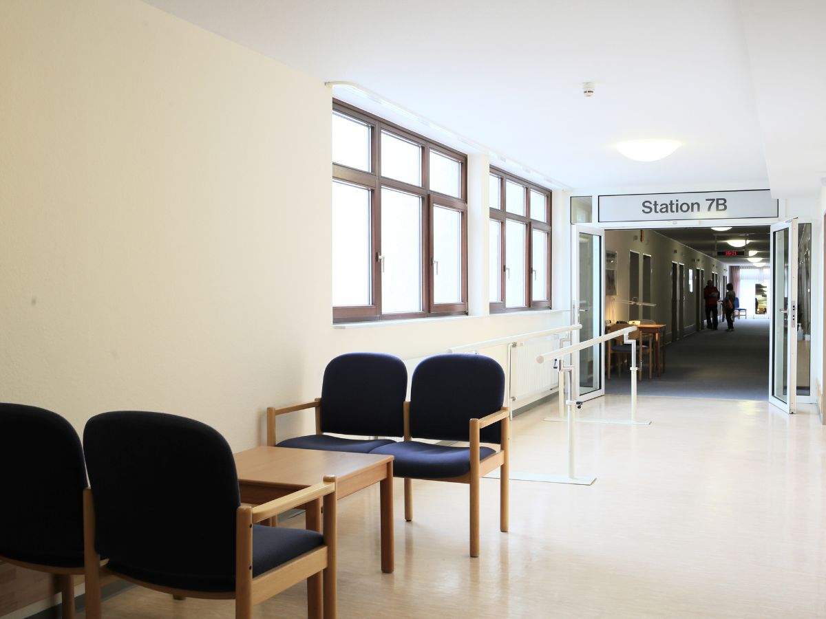 Flur mit Aufschrift: Station 7B