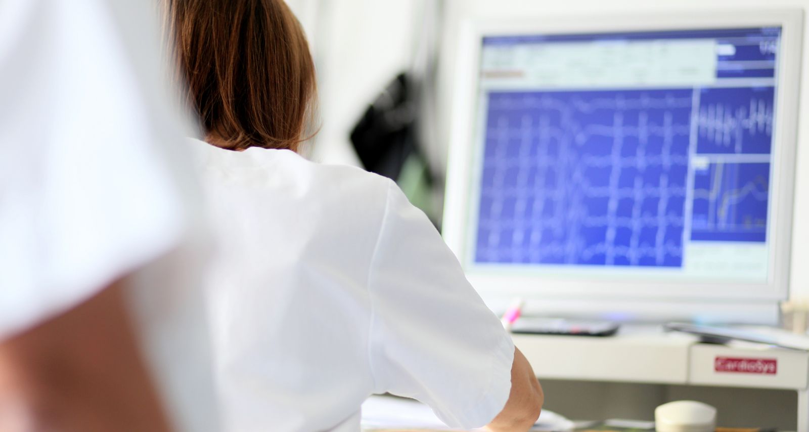 Eine Frau die am Computer arbeitet 