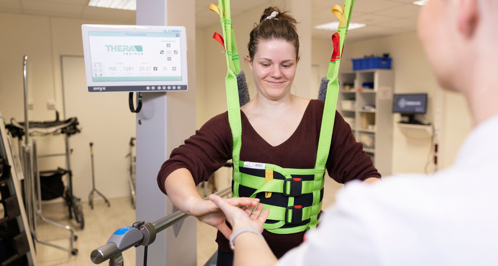 Eine Frau in der neurologischen Rehabilitation