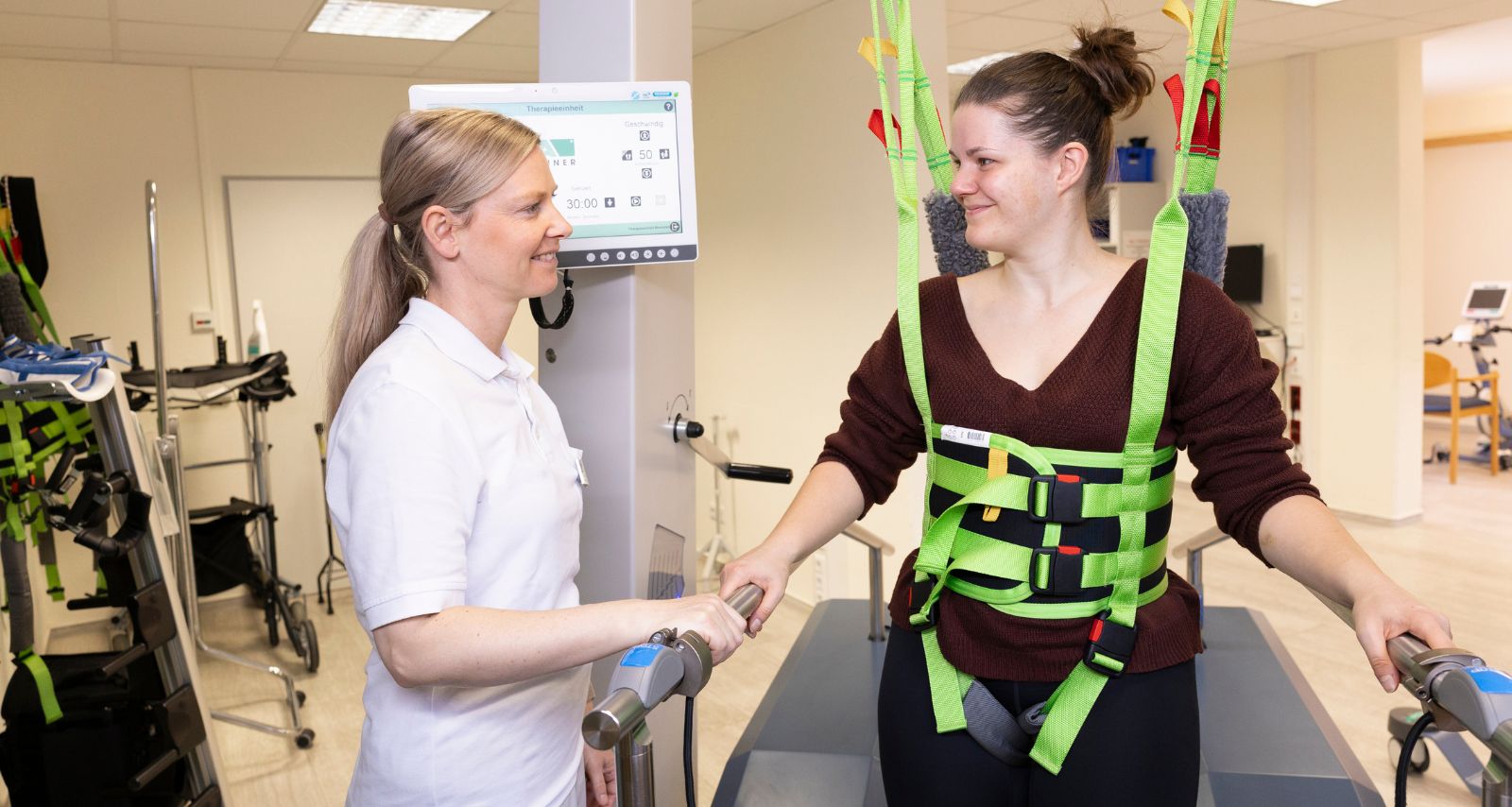 Eine Frau in der neurologischen Rehabilitation