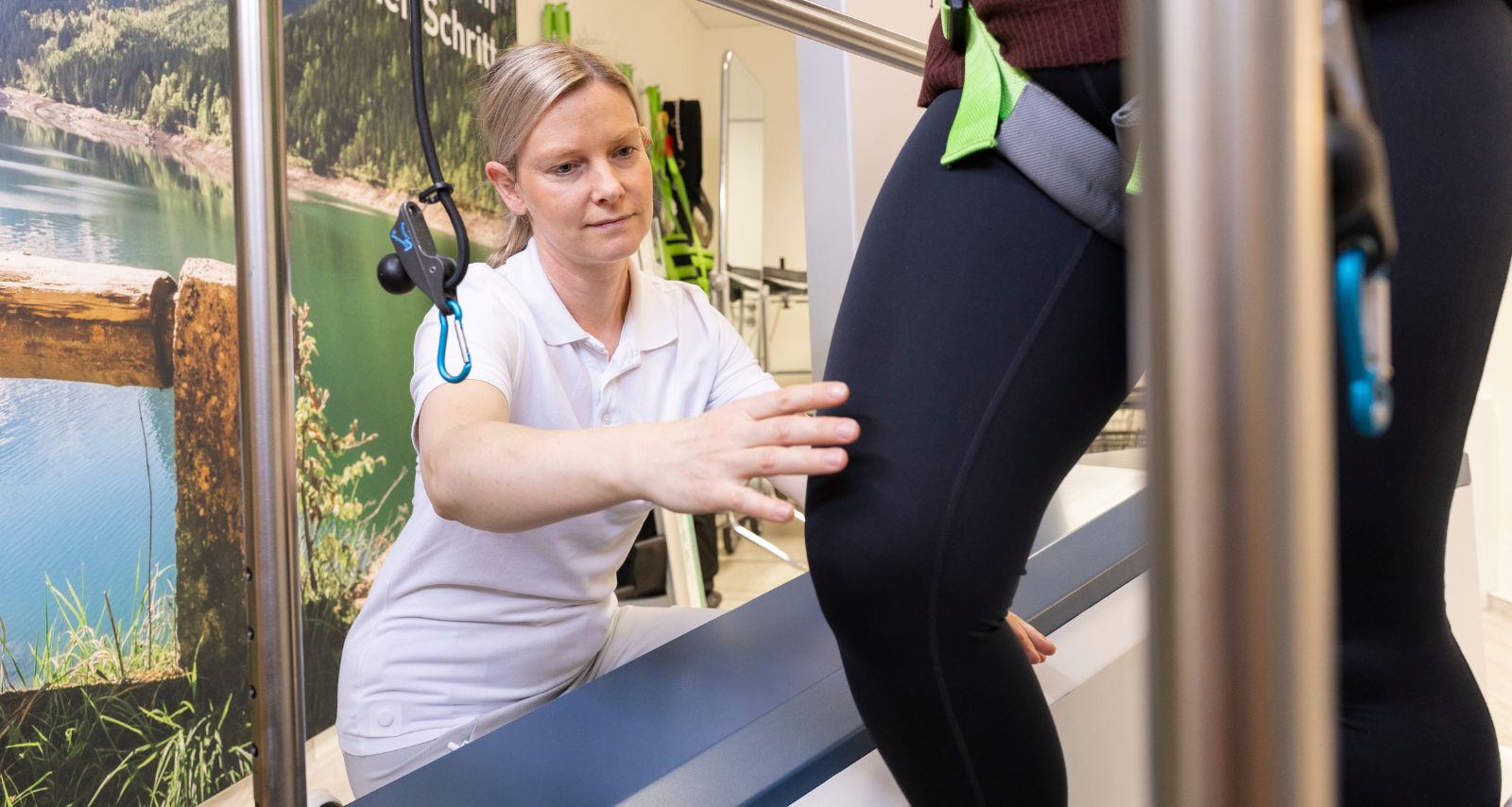 Eine Therapeutin begleitet die Therapie