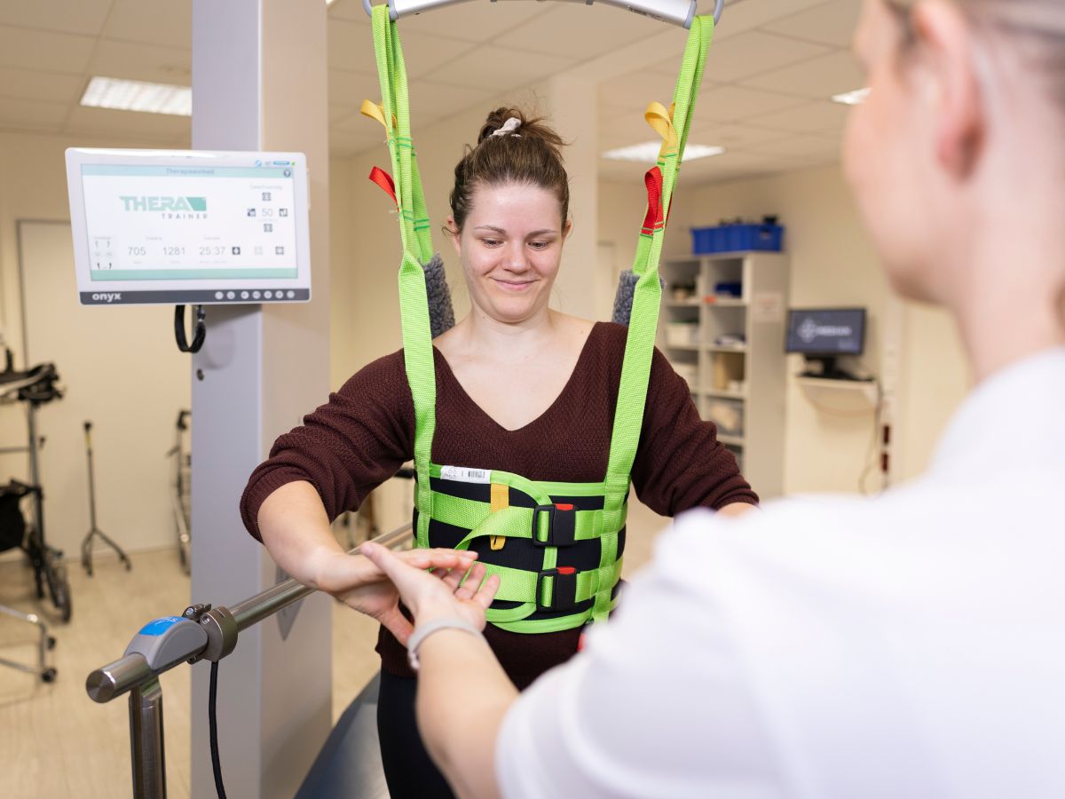 Eine Frau in der neurologischen Rehabilitation