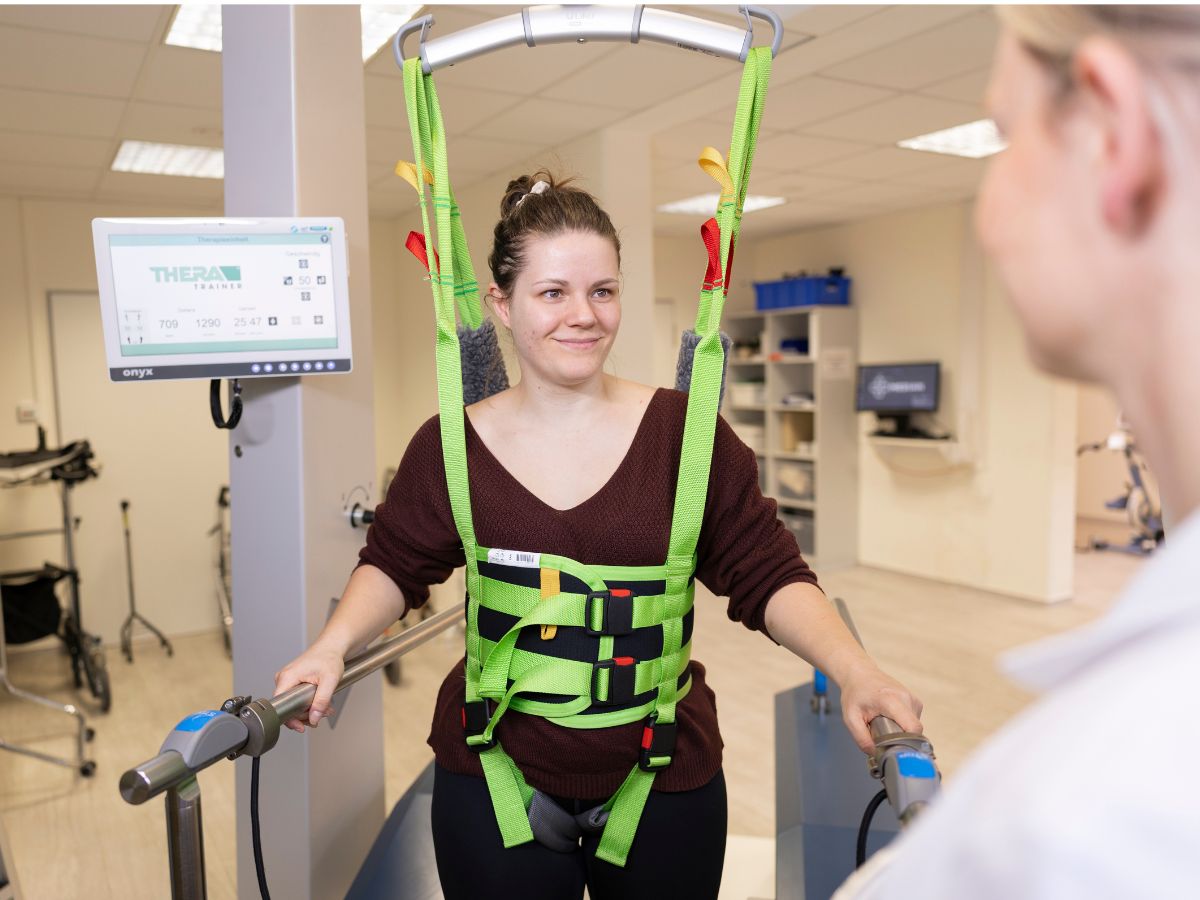 Eine Frau in der neurologischen Rehabilitation