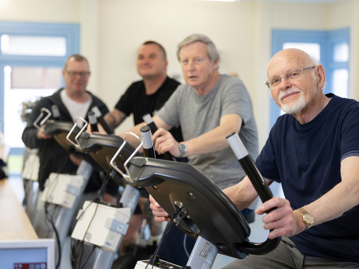 Eine Gruppe von Männer macht Sport