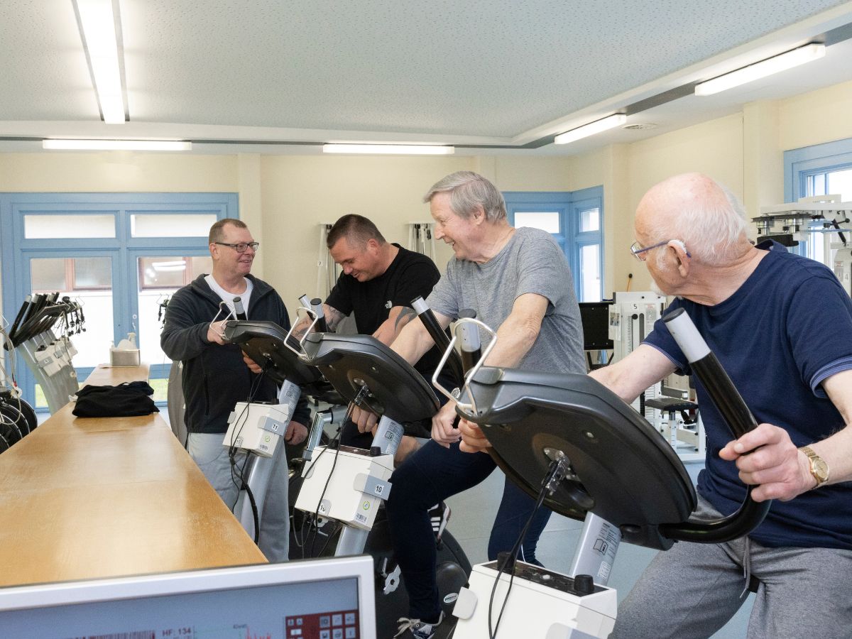 Eine Gruppe von Männer macht Sport