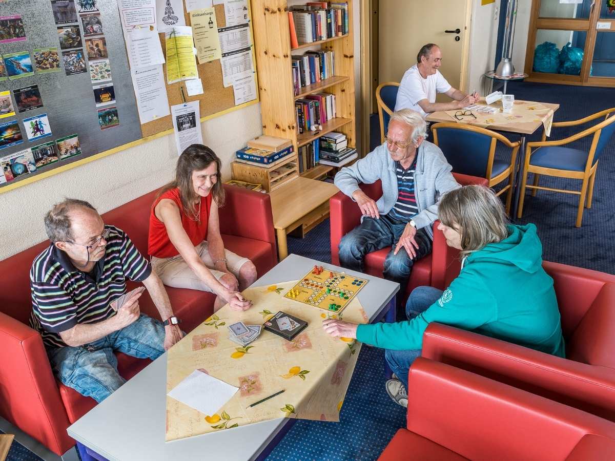 Personen die zusammen ein Brettspiel spielen 