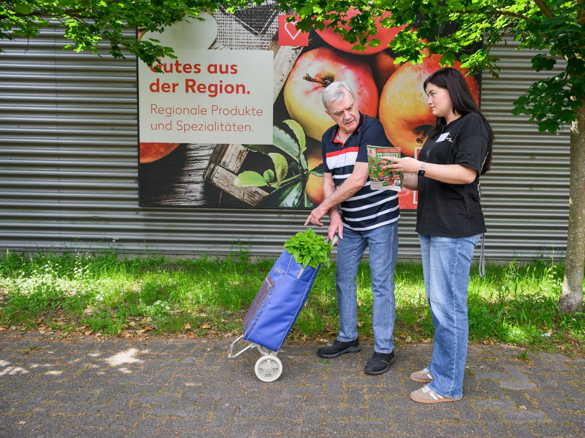 Eine Frau zeigt dem Mann die Liste