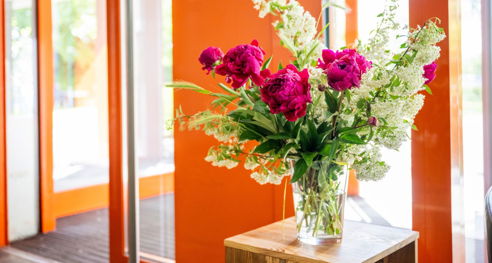 Eine Vase mit den Blumen