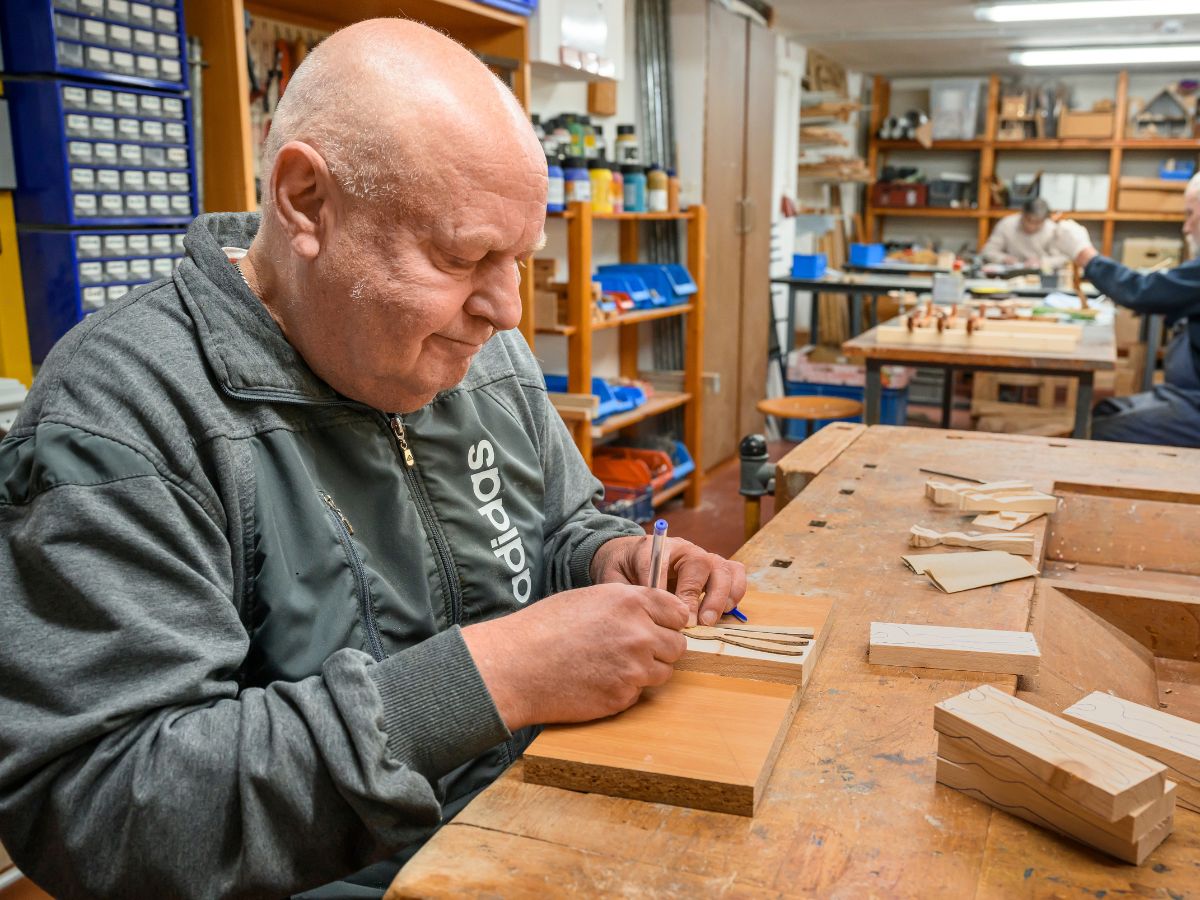 Eine Person die mit Holz arbeitet 