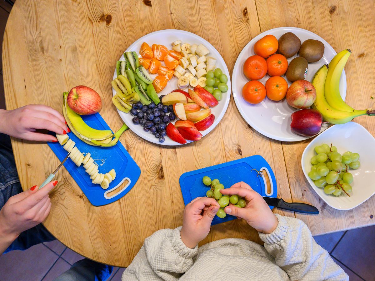 Personen die Obst schneiden 