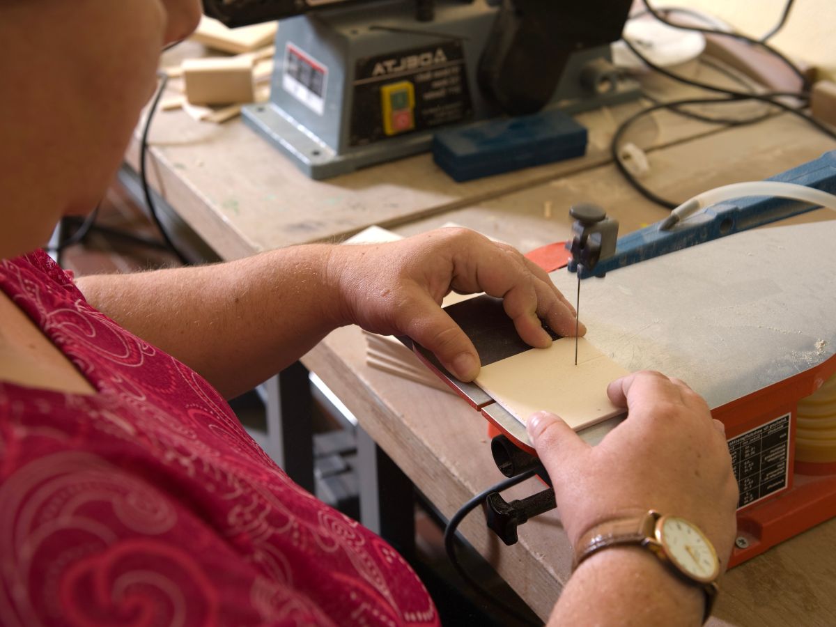 Holz sägen mit der Laubsäge