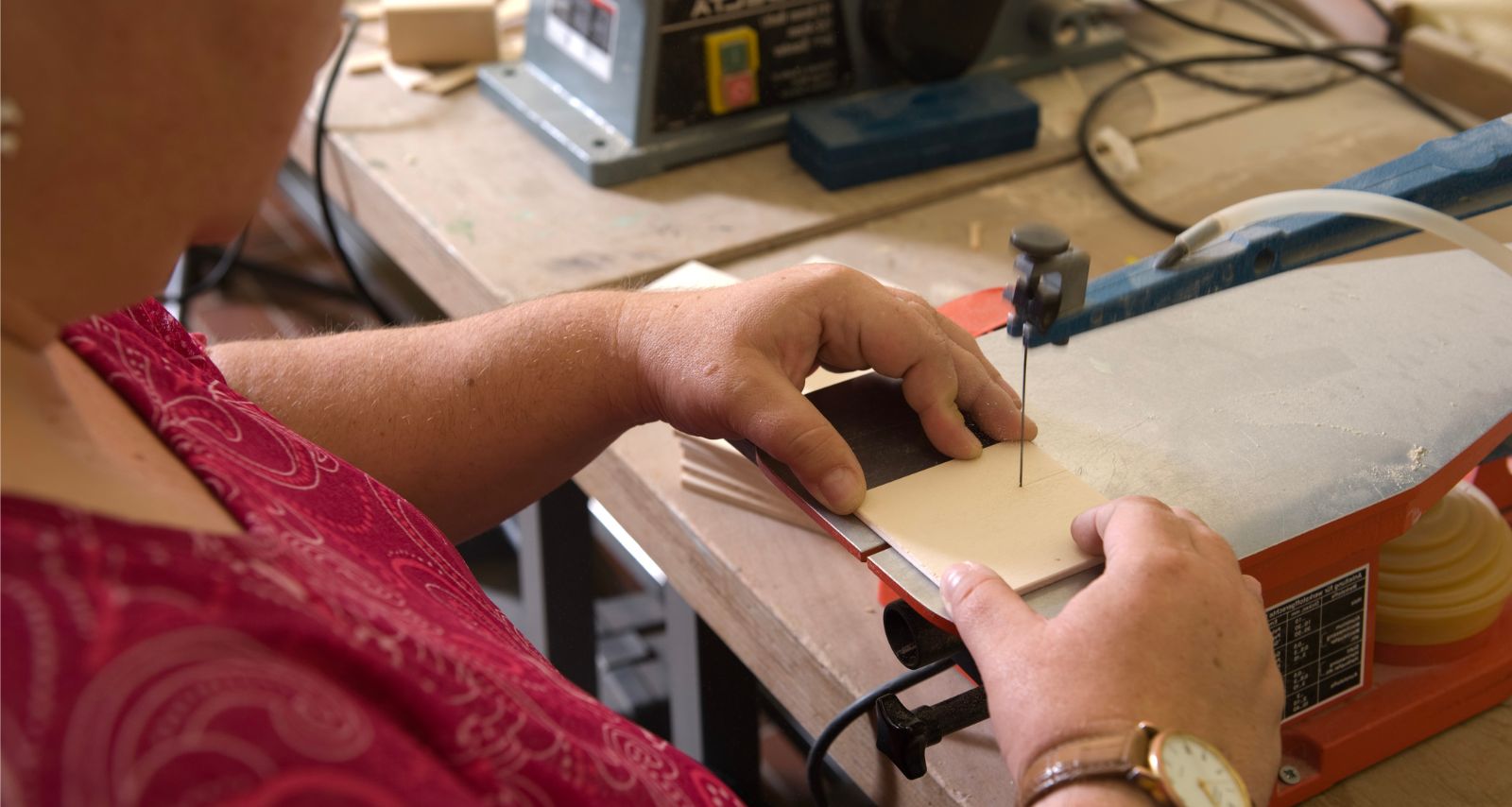 Holz sägen mit der Laubsäge