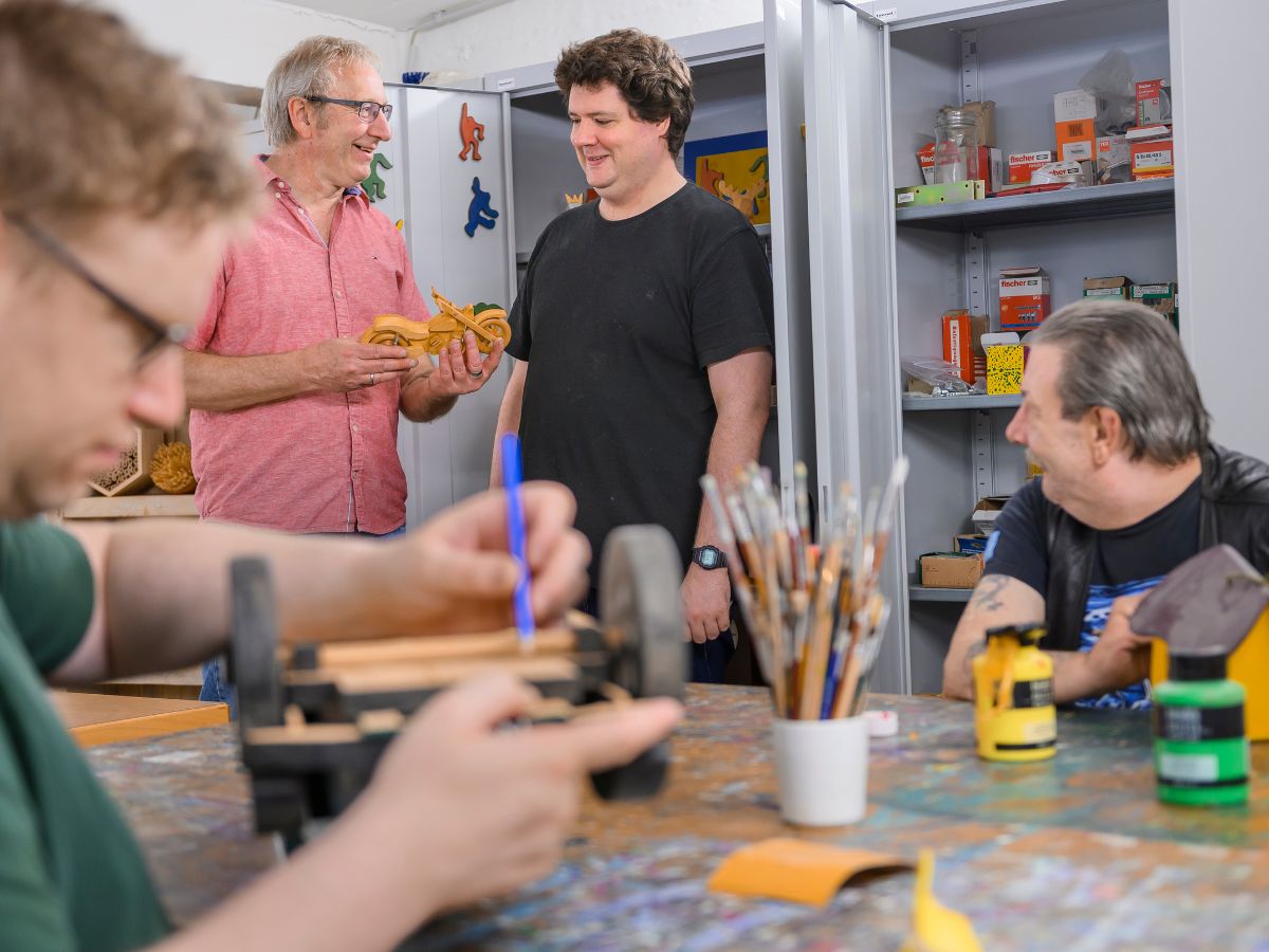 Eine Gruppe ist beim Basteln