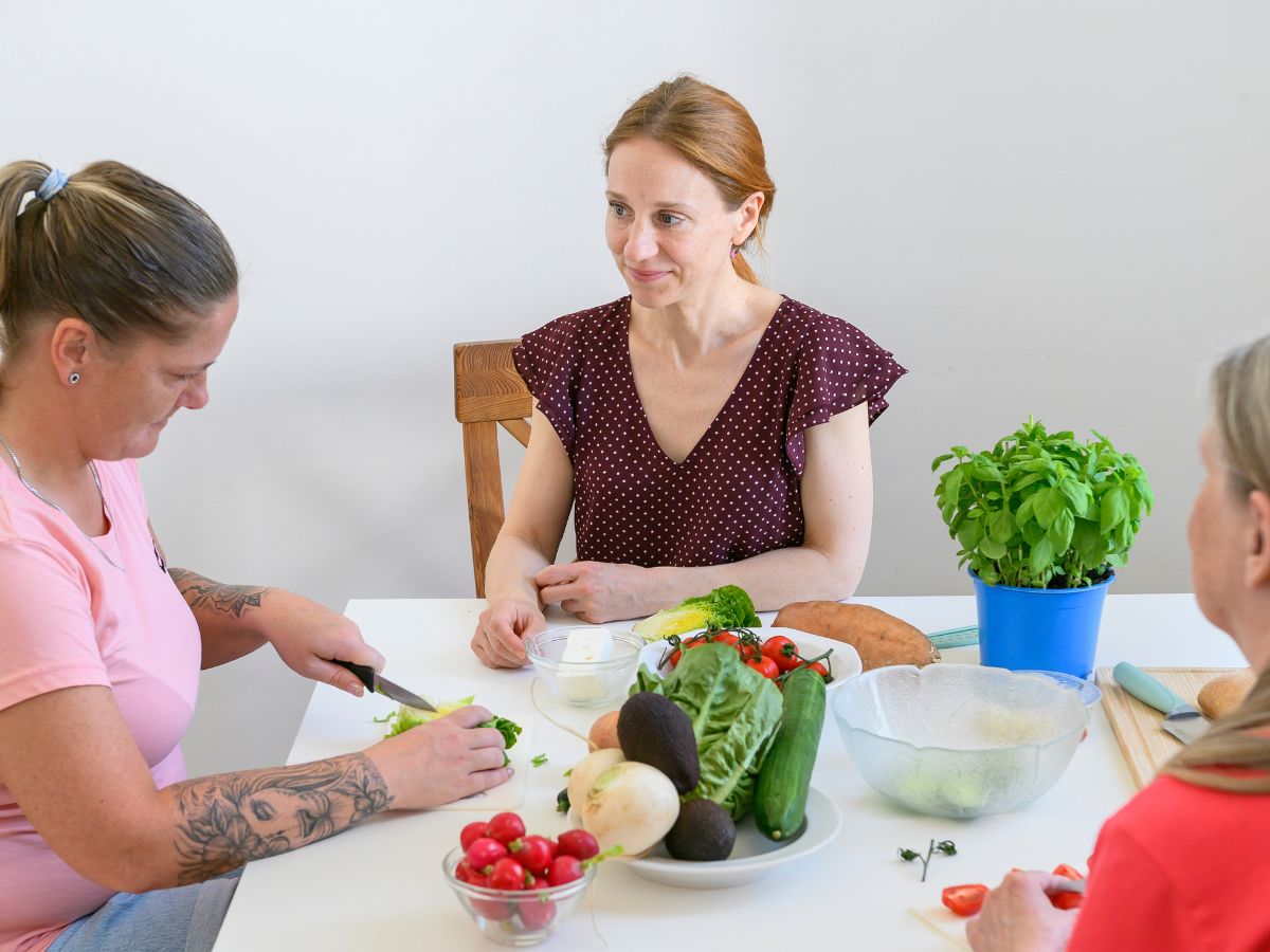 zwei Frauen sind zusammen in der Wohnküche