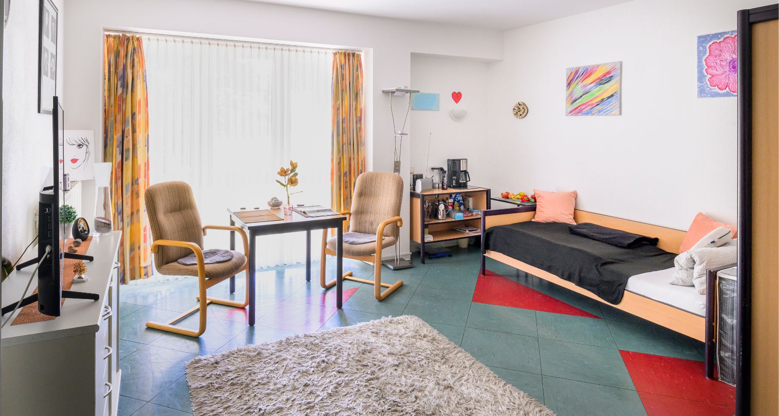 Zimmer mit Einrichtung