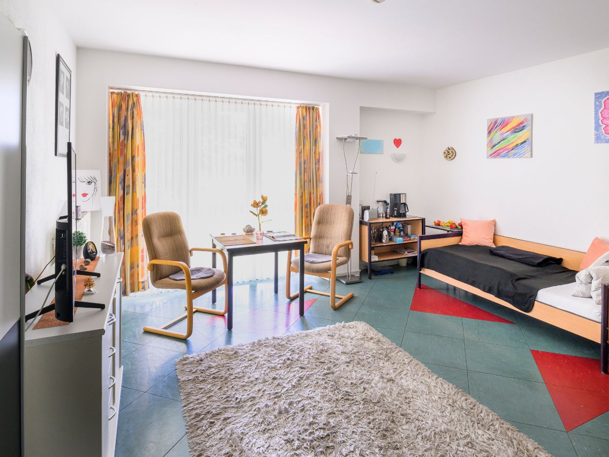 Zimmer mit Einrichtung 