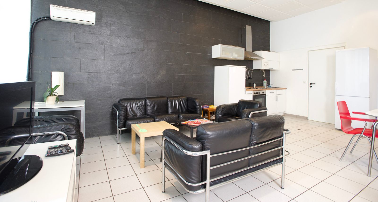 Aufenthaltsraum mit Einrichtung 