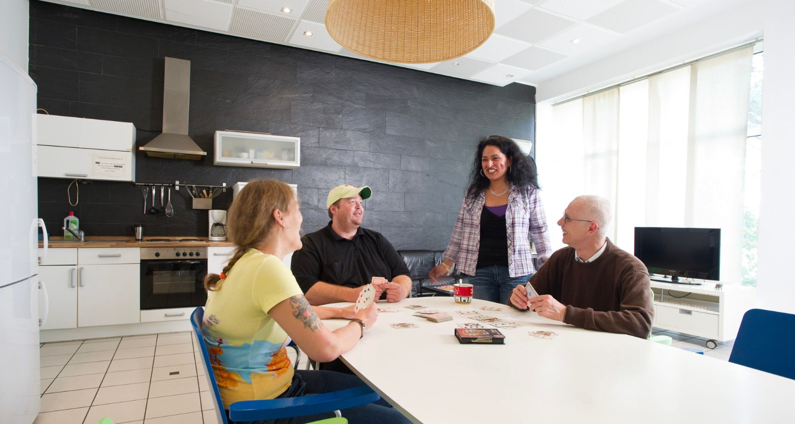 Personen die gemeinsam ein Kartenspiel spielen 