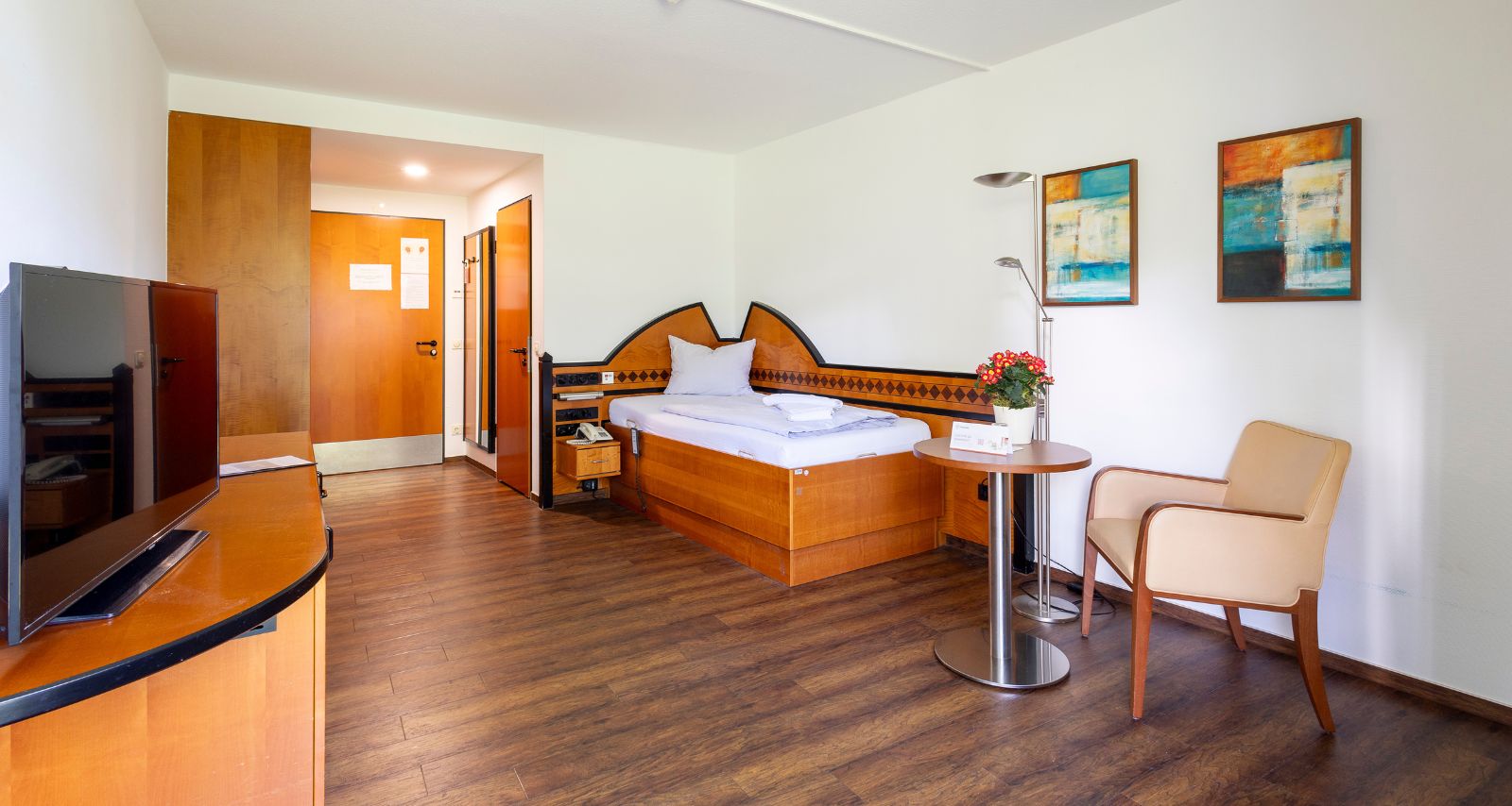 Ein Zimmer mit Einrichtung 