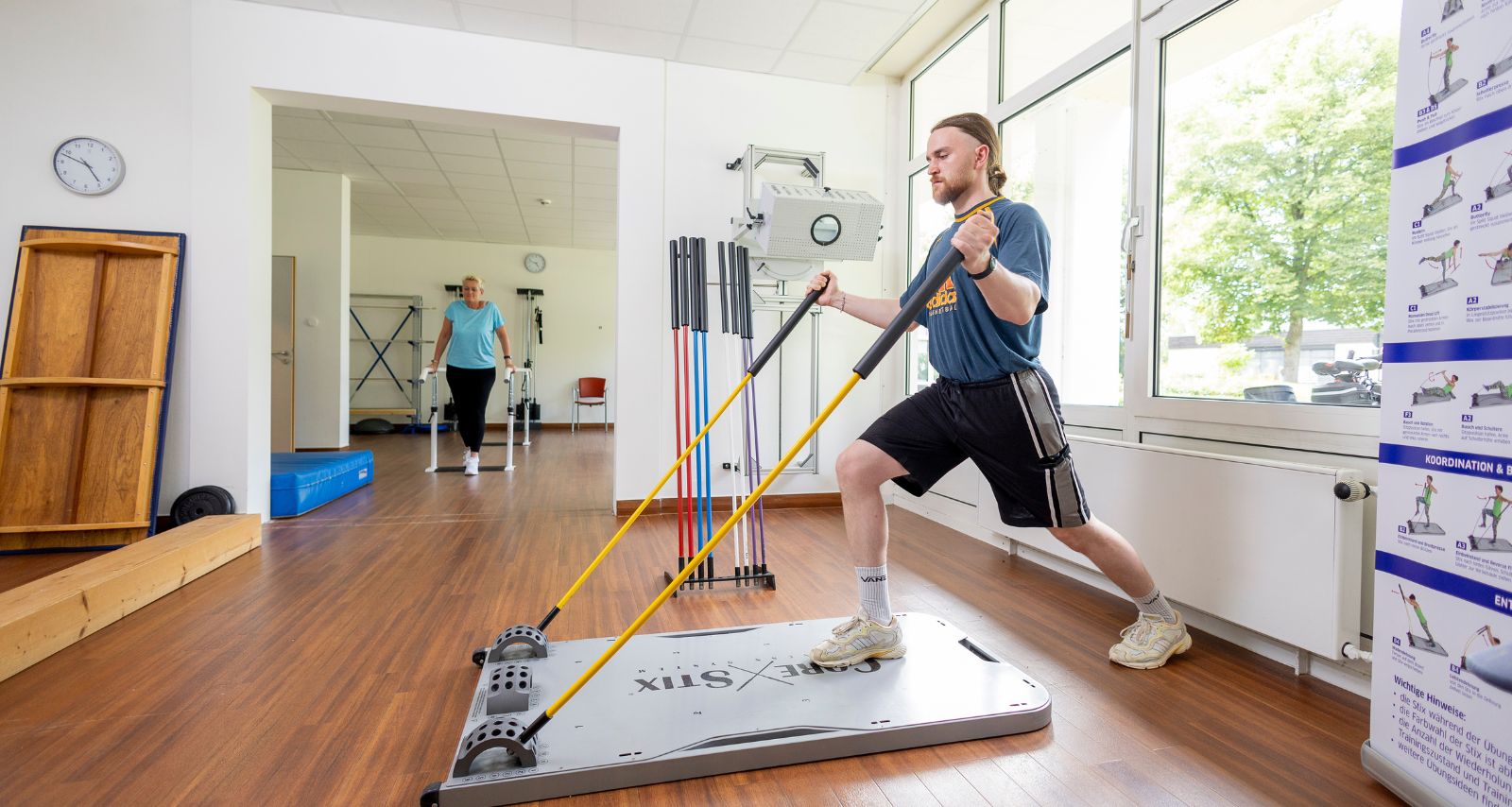 Ein Mann der mit einer SRT-Platte Übungen durchführt 