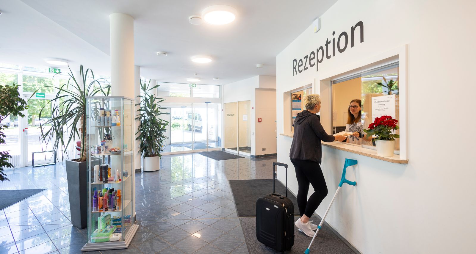 Eine Patientin die an der Rezeption eincheckt 