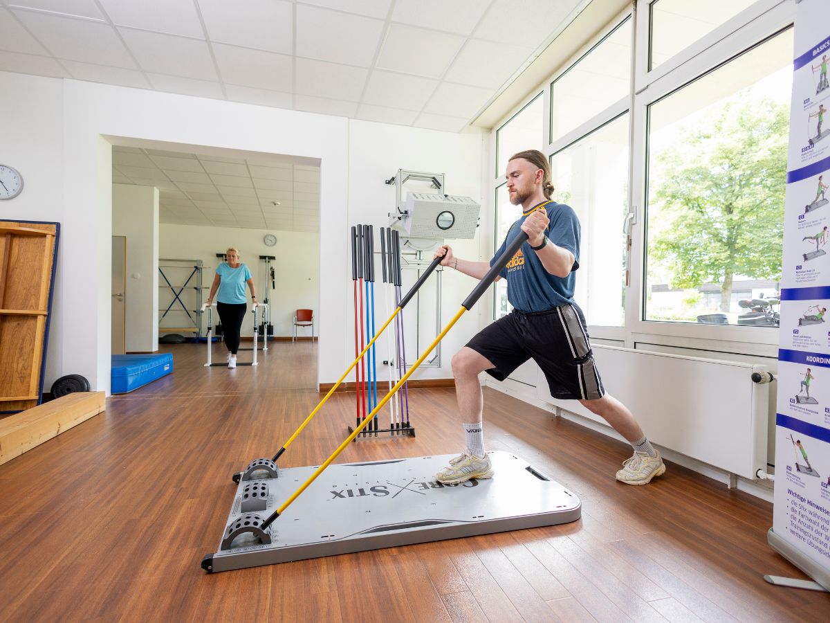 Ein Mann der mit einer SRT-Platte Übungen durchführt 