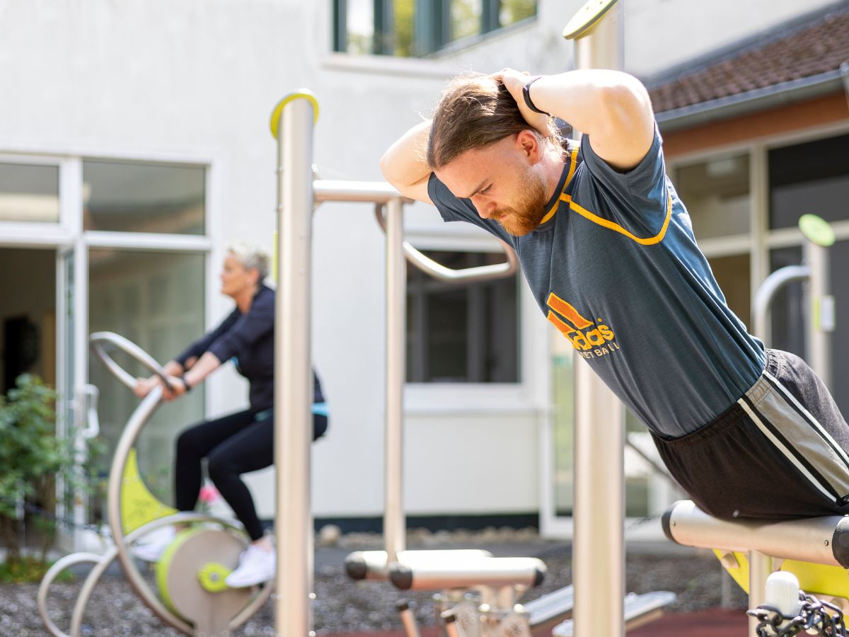 Ein Mann der an einem Gerät Sport macht 