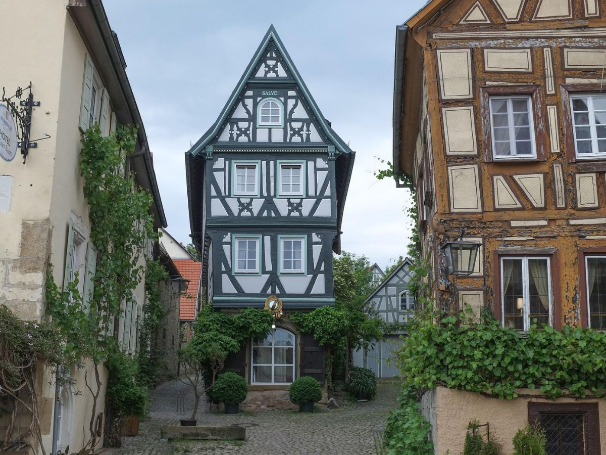 Schmales Fachwerkhaus zwischen historischen Gebäuden in einer Gasse von Bad Wimpfen